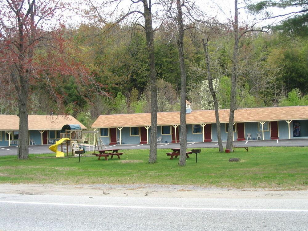 Warrensburg Inn & Suites - 6 Mi To Lake George エクステリア 写真